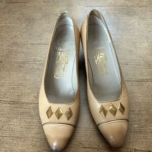 Vtg. Salvatore Ferragamo Women’s Leather Pumps Size 6 Cream Golden Made in Italy